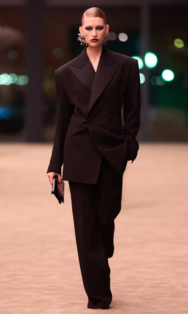 A silhouette reduced to its essence — Fall Winter 2026