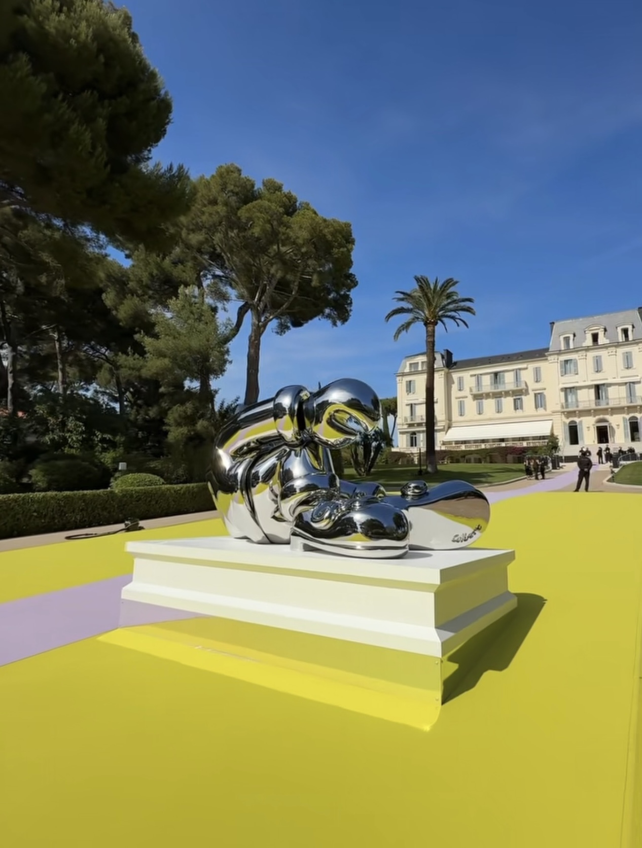 Sculptural installation at the amfAR Gala Cannes at Hôtel du Cap-Eden-Roc